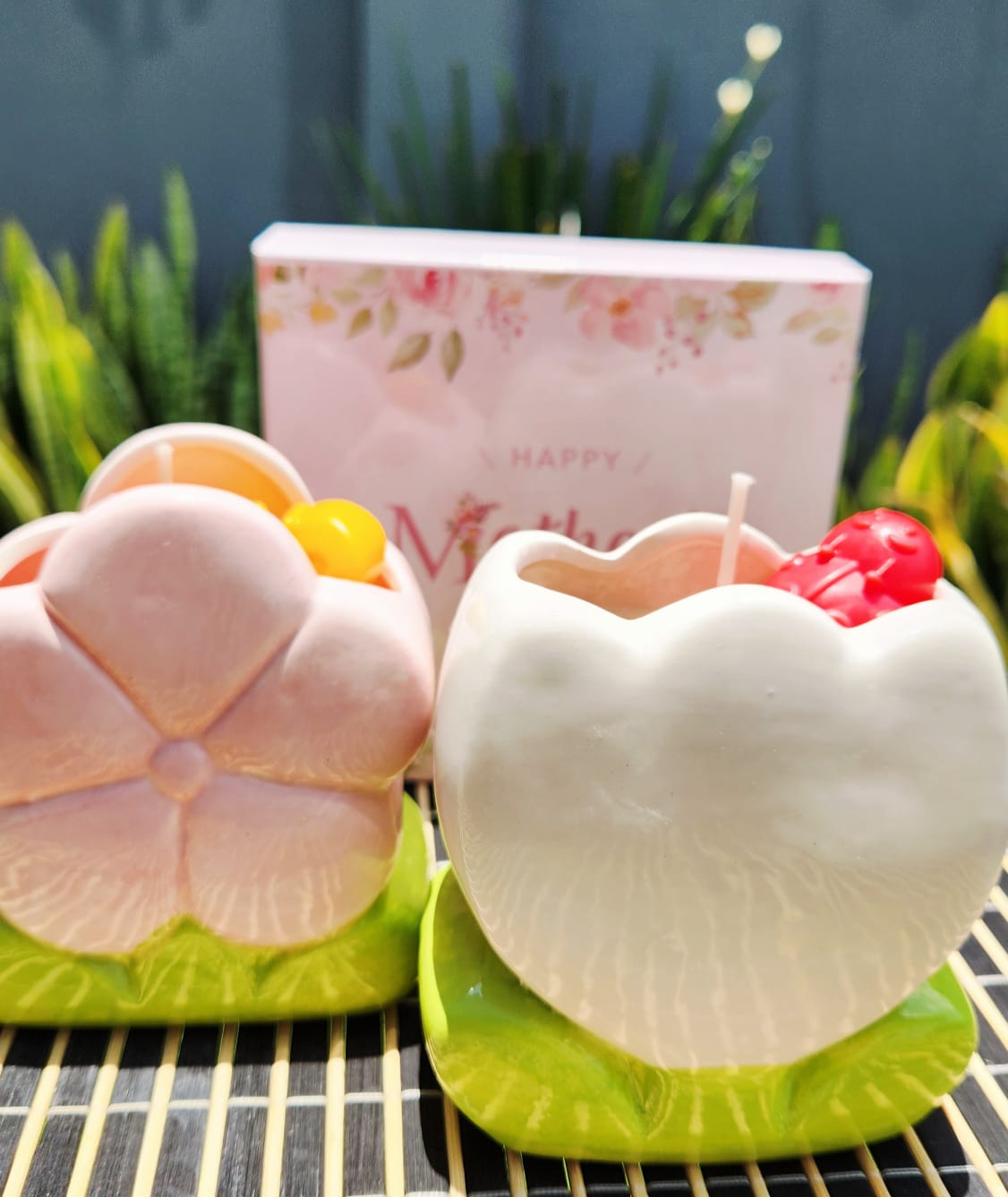 Velas florales en macetero cerámico con forma de flor vista 3 cuartos